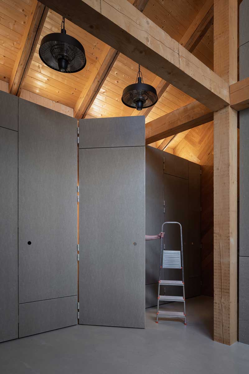 Závěsná svítidla pod krovem ve stodole s dřevěným stropem