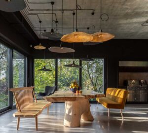 Architekti je odradili od pompézní vily. Tak jedenáct let vznikal dům v hřejivém industriálním duchu