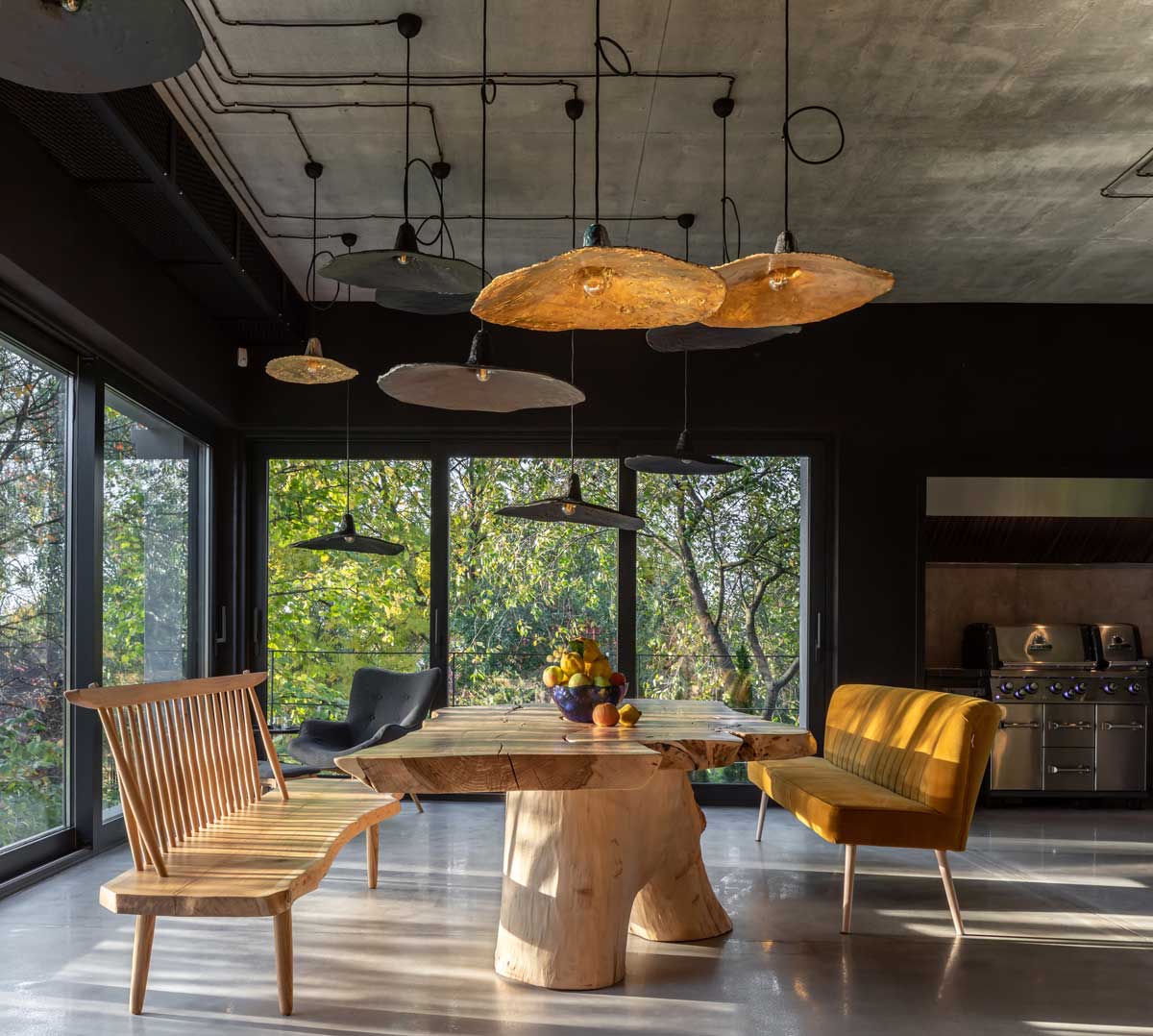 Architekti je odradili od pompézní vily. Tak jedenáct let vznikal dům v hřejivém industriálním duchu