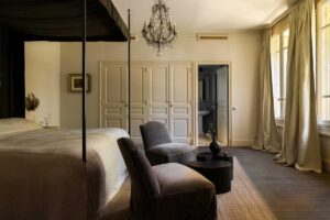 Tlumená ložnice s baldachýnem, textiliemi a jemnou barevnou paletou