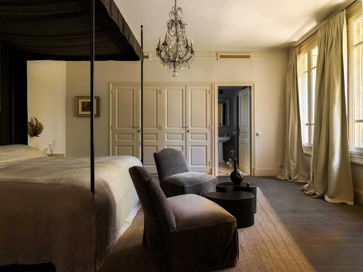 Tlumená ložnice s baldachýnem, textiliemi a jemnou barevnou paletou