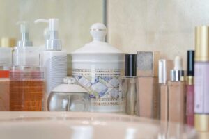 Třídění kosmetiky v koupelně pomáhá zbavit se zbytečných produktů a uvolnit místo.