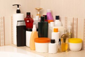 Staré a nepoužívané kosmetické přípravky patří mezi nejčastější zdroj nepořádku v koupelně.
