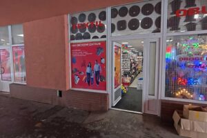 Malý obchod v Orlové s otevřenými dveřmi a nabídkou zboží pro místní obyvatele.