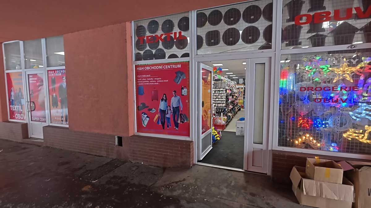 Malý obchod v Orlové s otevřenými dveřmi a nabídkou zboží pro místní obyvatele.