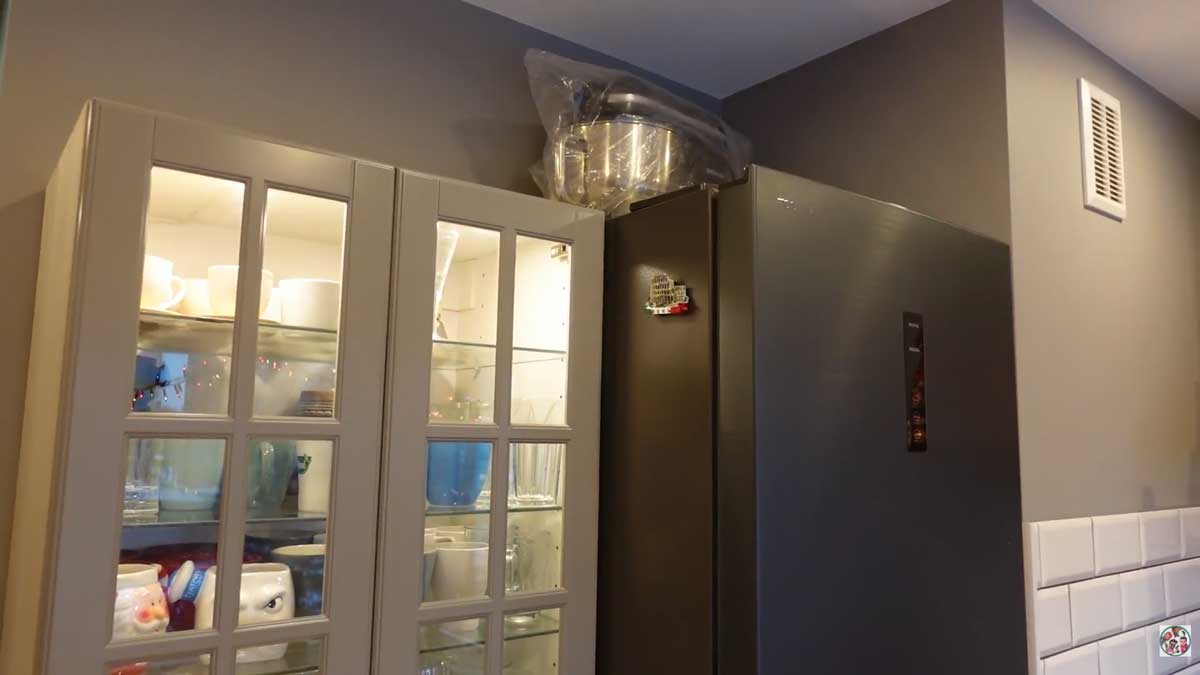 Úložný prostor v kuchyni před rekonstrukcí, kombinace skříněk a volně uložených předmětů