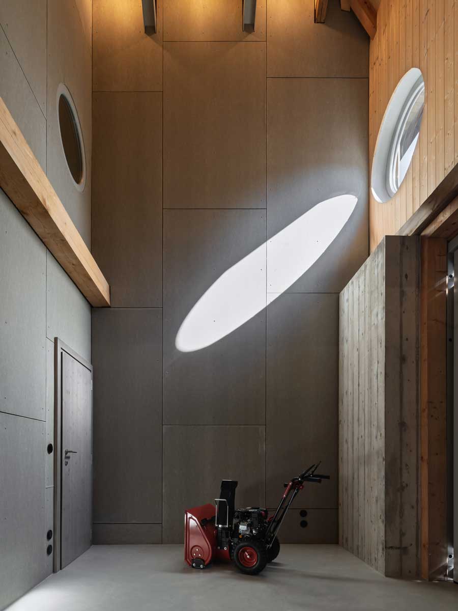 Vestavěné úložné prostory v podkroví s vláknocementovými deskami a přiznanou konstrukcí