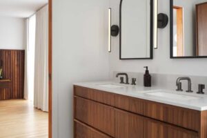 Koupelna s dvojicí umyvadel kombinuje funkčnost, jednoduchost a nadčasové materiály.