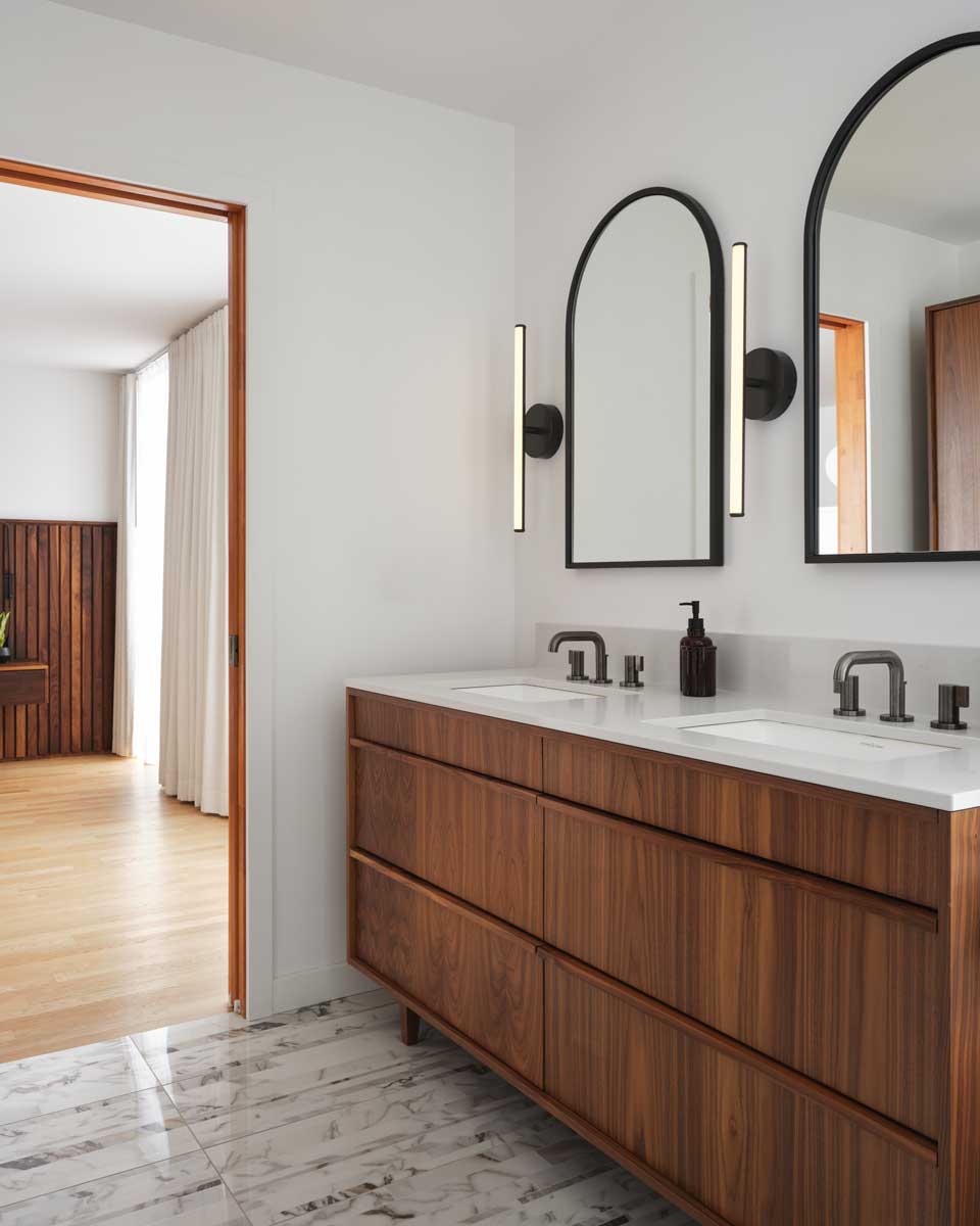 Koupelna s dvojicí umyvadel kombinuje funkčnost, jednoduchost a nadčasové materiály.