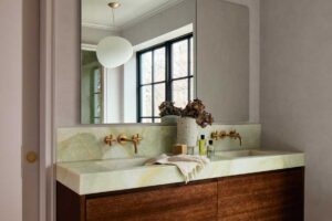 Koupelna s dvojitým umyvadlem z přírodního kamene a dřevěnou skříňkou