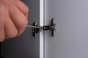 Jemné seřízení pantů často stačí k tomu, aby dvířka znovu správně dosedla