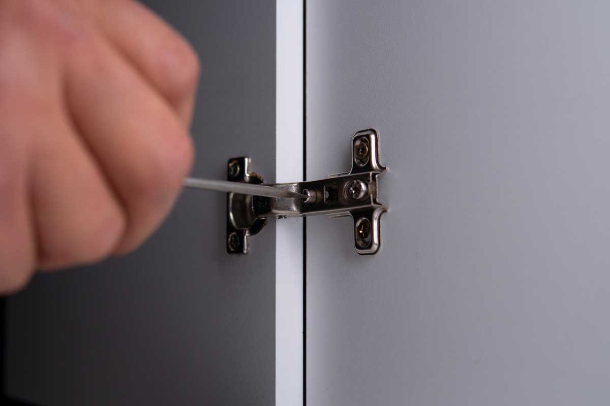 Jemné seřízení pantů často stačí k tomu, aby dvířka znovu správně dosedla