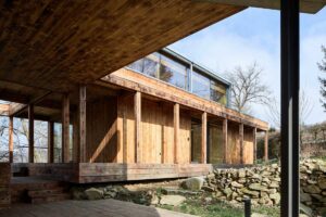 Krytý prostor mezi původním domem a novou přístavbou propojený terasou