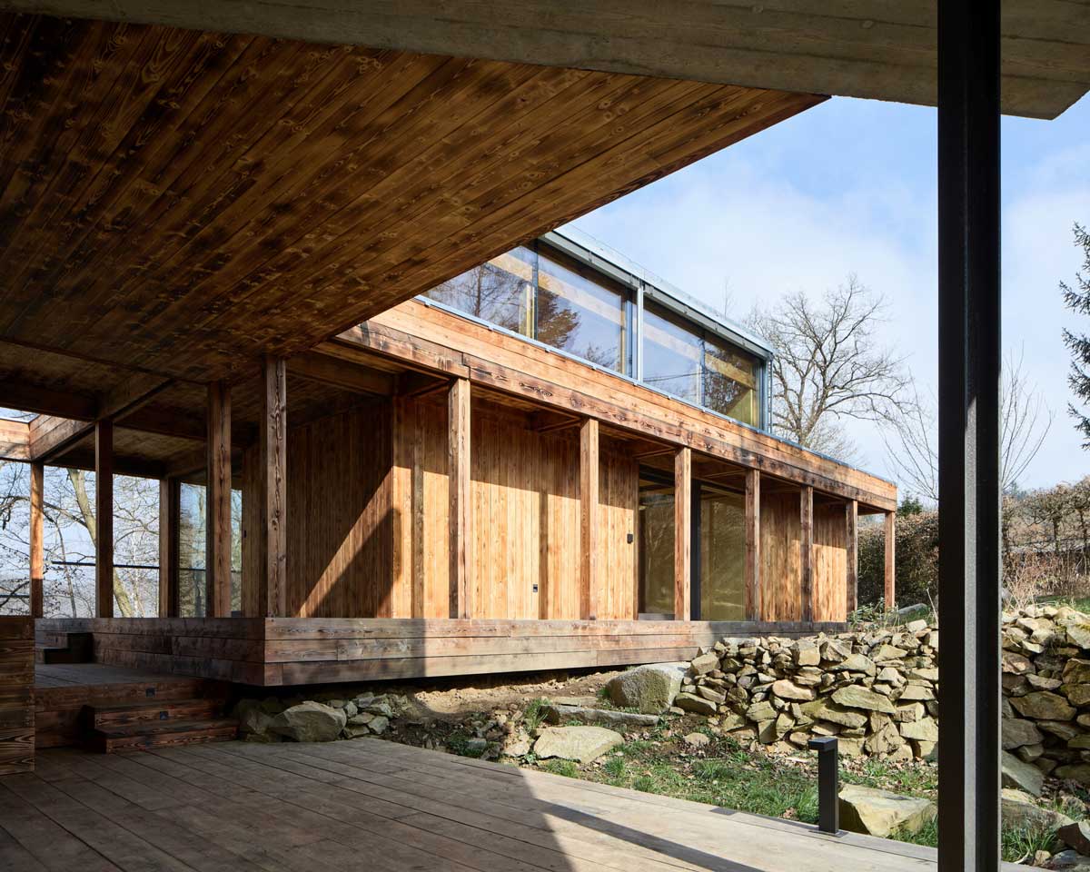 Krytý prostor mezi původním domem a novou přístavbou propojený terasou