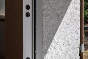 Detail vstupu do chalupy s novým rámem a původní omítkou