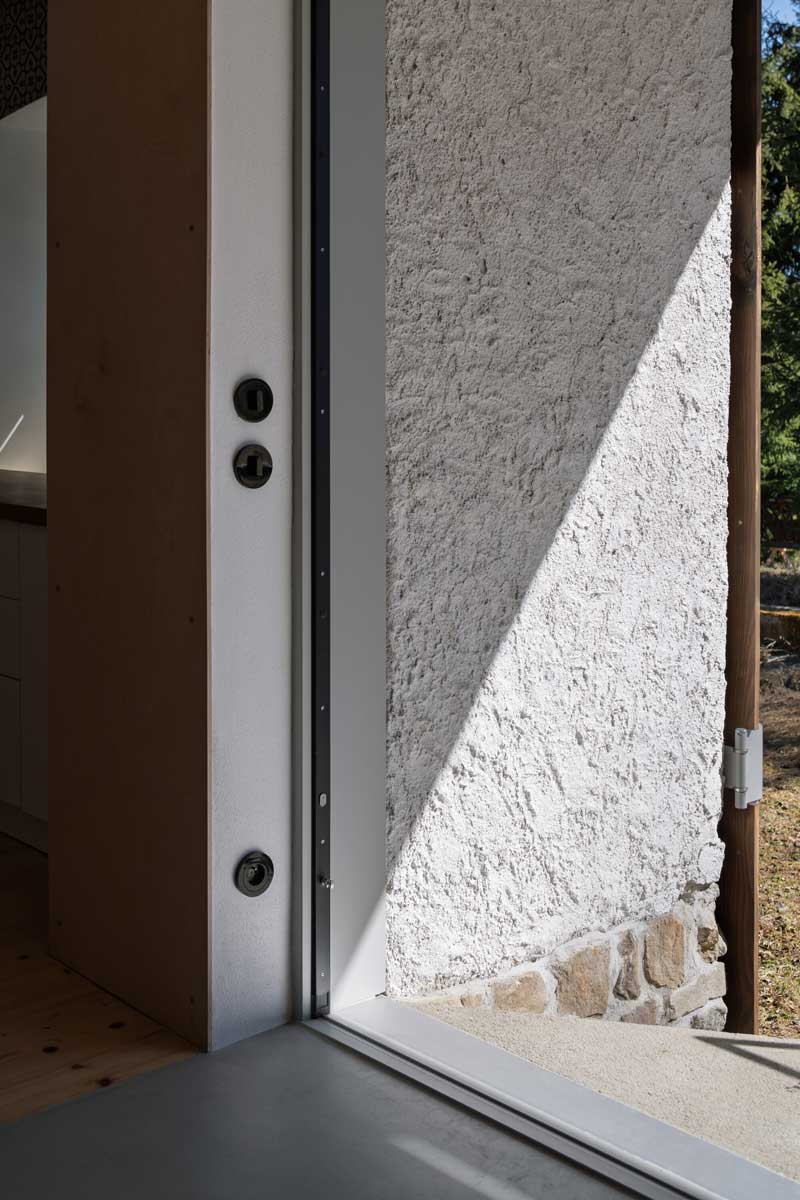 Detail vstupu do chalupy s novým rámem a původní omítkou