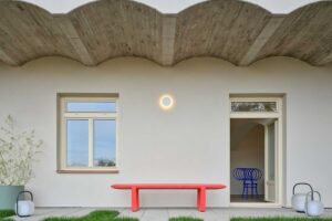 Vstupní prostor do domu s původními architektonickými prvky a moderními detaily