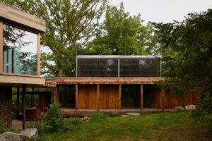 Zahrada navazující na lesní svah bez výrazných hranic