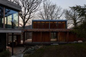 Zahrada domu Medník v podvečerním světle po setmění