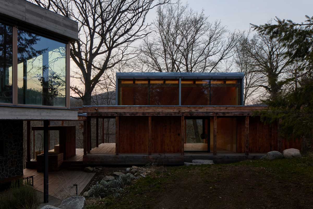 Zahrada domu Medník v podvečerním světle po setmění