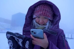 Mobilní telefon v Jakutsku přestává fungovat kvůli extrémnímu mrazu během několika minut.
