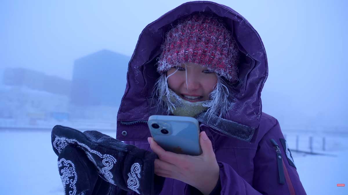 Mobilní telefon v Jakutsku přestává fungovat kvůli extrémnímu mrazu během několika minut.