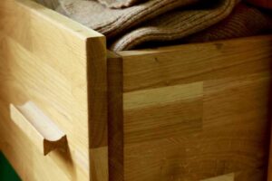 Dřevěná zásuvka v komodě může v zimě drhnout kvůli změnám vlhkosti vzduchu