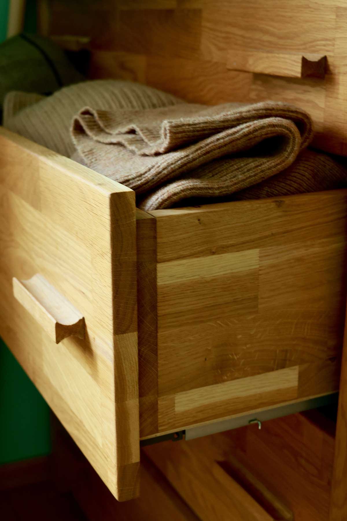 Dřevěná zásuvka v komodě může v zimě drhnout kvůli změnám vlhkosti vzduchu