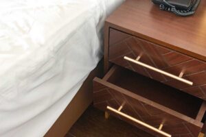 Zásuvky u nočního stolku se mohou v zimě hůř otevírat kvůli práci dřevěných materiálů