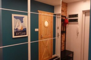Zrcadlová vestavná skříň v předsíni po rekonstrukci panelákového bytu