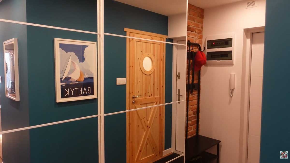 Zrcadlová vestavná skříň v předsíni po rekonstrukci panelákového bytu