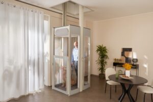 Uplifts S3 je kompaktní, ale prostorný domácí výtah, který elegantně přepraví až 3 osoby.