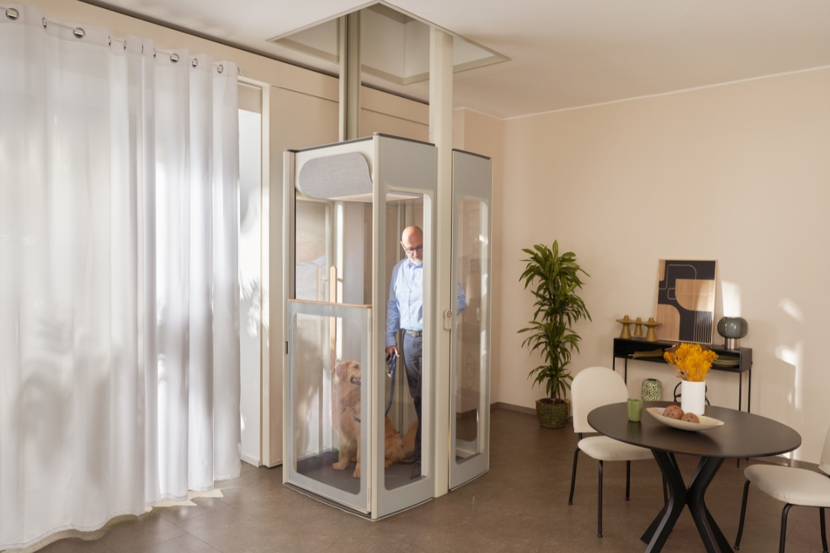 Uplifts S3 je kompaktní, ale prostorný domácí výtah, který elegantně přepraví až 3 osoby.