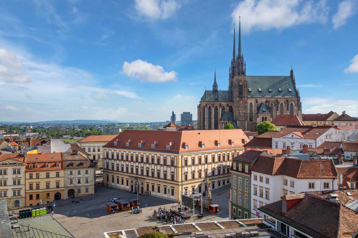 Panorama historického centra Brna s katedrálou sv. Petra a Pavla.