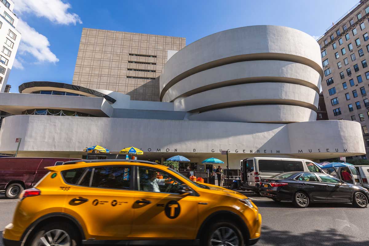 Guggenheimovo muzeum v New Yorku s charakteristickou spirálovou fasádou od Franka Lloyda Wrighta.