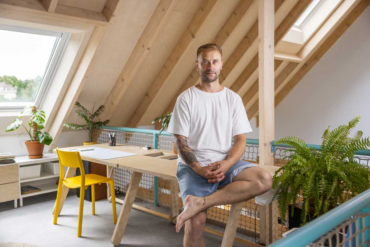 Architekt Marek Petrík v podkroví své nízkoenergetické dřevostavby navržené s důrazem na denní světlo