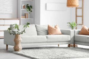 Bílá pohovka v jemném neutrálním odstínu jako ukázka uklidňujícího nábytku inspirovaného barvou roku.