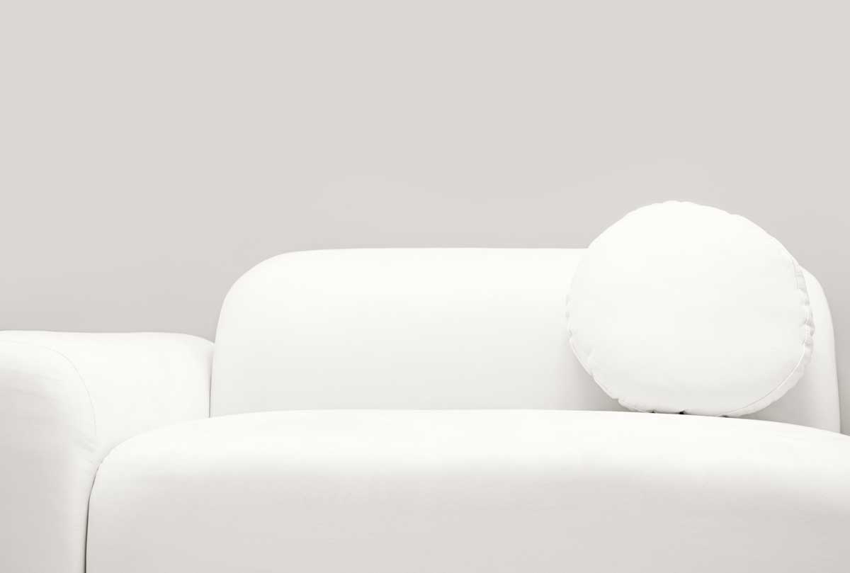 Minimalistický bílý interiér zdůrazňuje jednoduchost prostoru, světlo a pocit klidu.