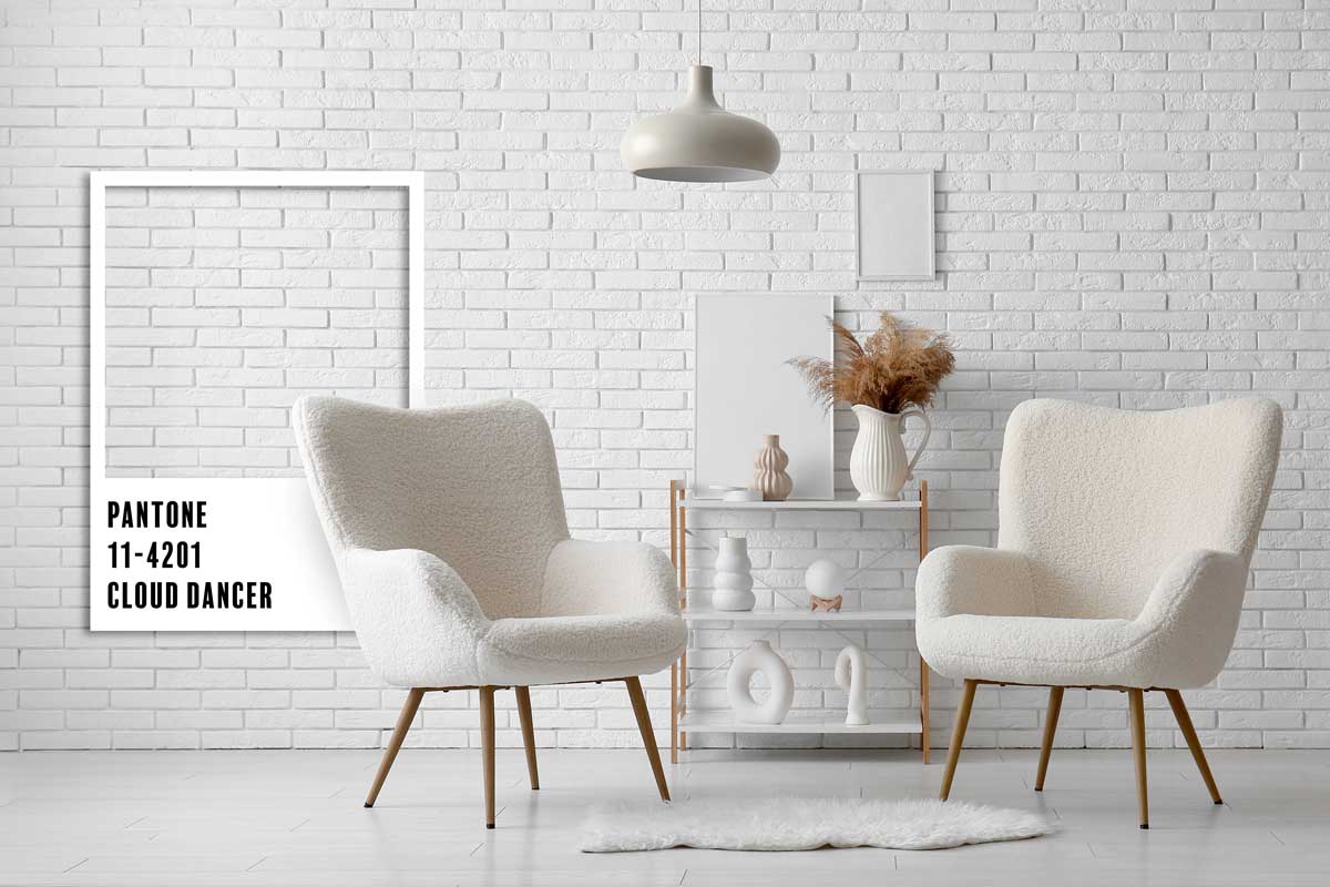 Světlý oddechový kout v obláčkově bílé barvě jako příklad klidného a vyváženého interiéru.