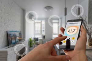 Mobilní aplikace pro řízení teploty v chytré domácnosti s nastavením 21 stupňů Celsia