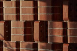 Detail obloukových cihel, kterých bylo k dispozici pouze 571 kusů, podtrhuje jejich jedinečnost a historickou hodnotu.