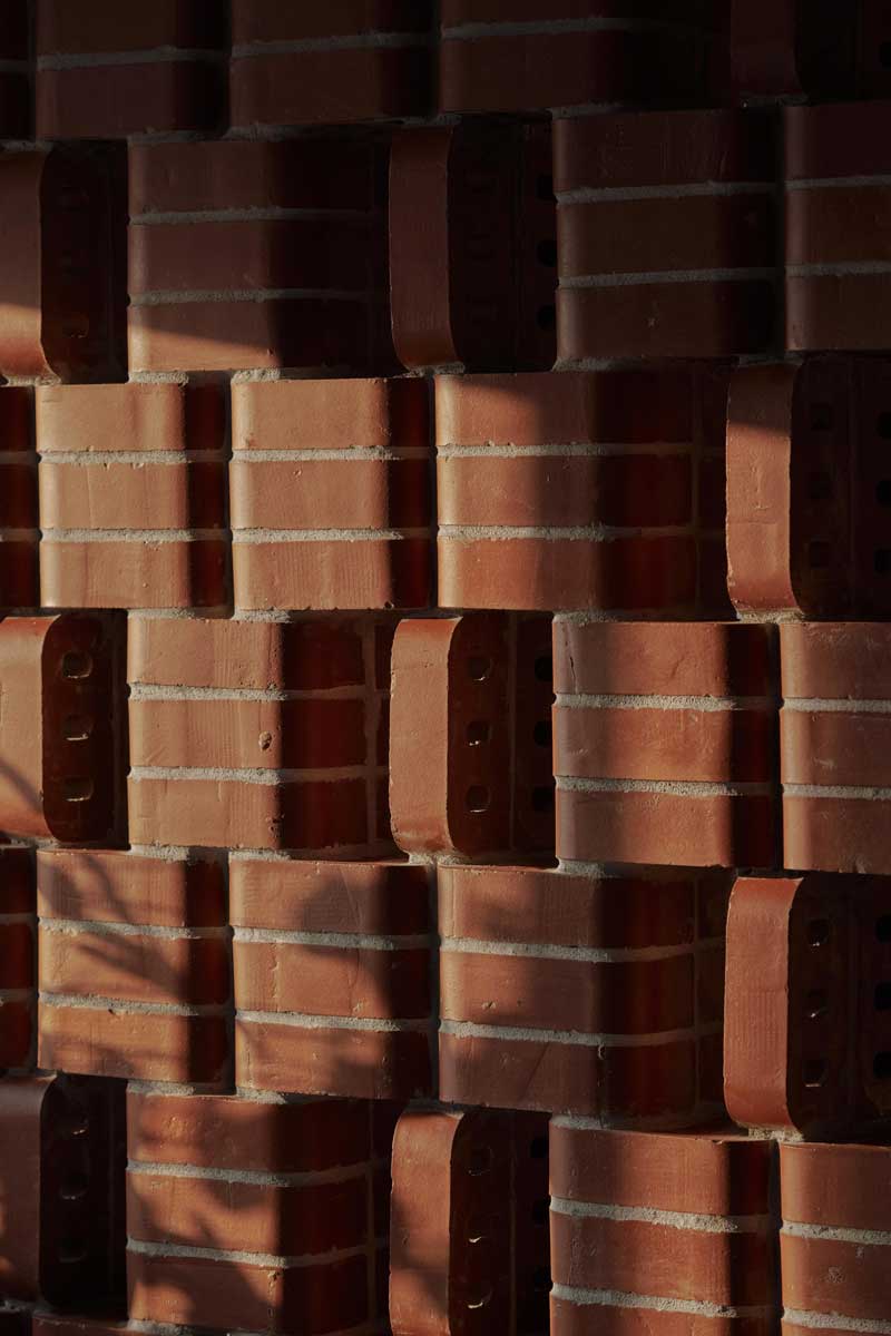 Detail obloukových cihel, kterých bylo k dispozici pouze 571 kusů, podtrhuje jejich jedinečnost a historickou hodnotu.