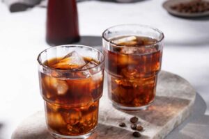 Sklenice cold brew kávy s ledem připravené louhováním ve studené vodě