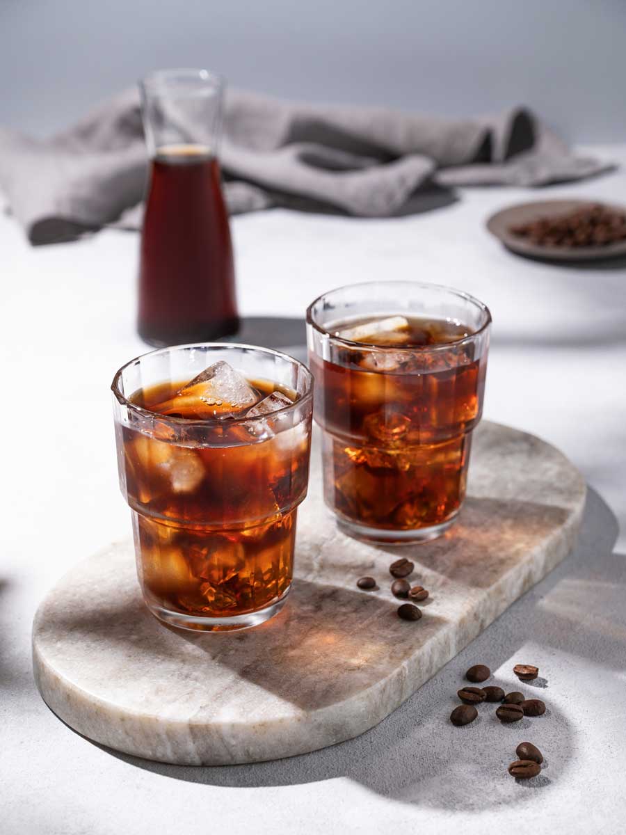 Sklenice cold brew kávy s ledem připravené louhováním ve studené vodě