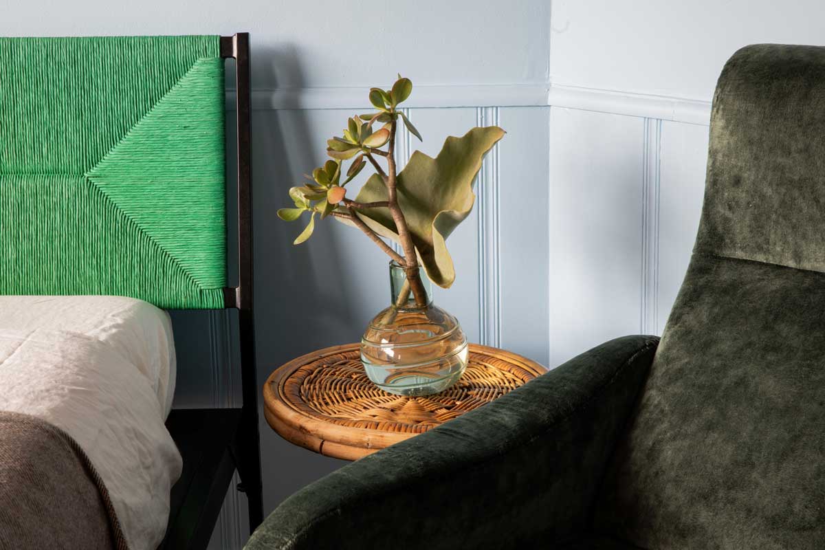 Detail dekorace z přírodních materiálů a jemných struktur ukazuje citlivý přístup k výběru doplňků v interiéru.