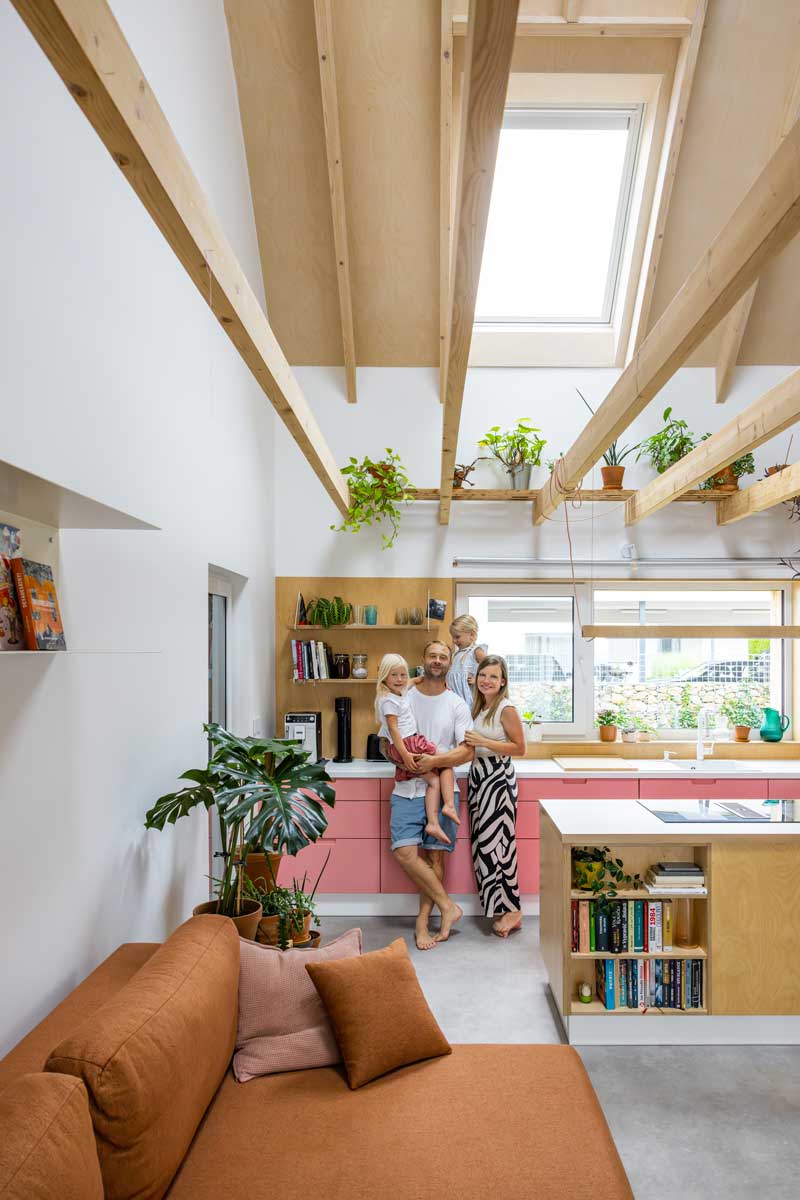 Kuchyně v dřevostavbě s kombinací fasádního a střešního okna pro přirozené osvětlení pracovní plochy