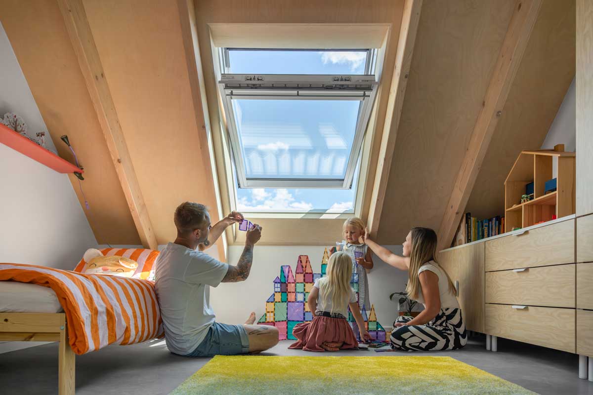 Podkrovní dětský pokoj ve svépomocí postavené dřevostavbě s šikminou a střešním oknem VELUX