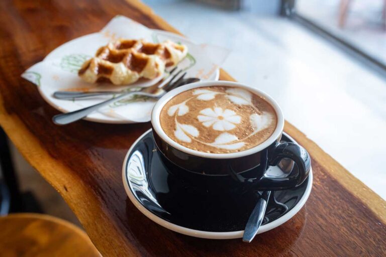 Šálek cappuccina s latte art podávaný jako domácí káva ve stylu baristy