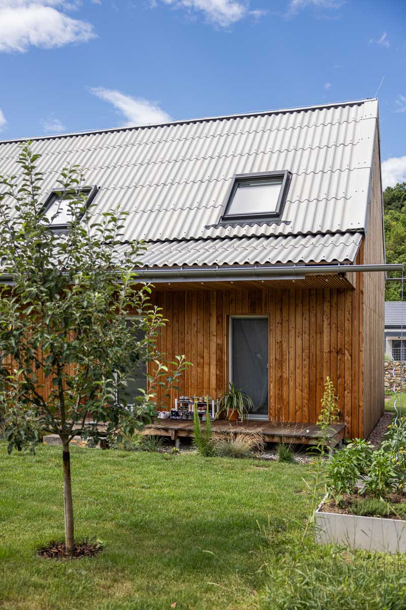 Udržitelná dřevostavba ve Veverské Bítýšce se sedlovou střechou a zahradou orientovanou na jih pro pasivní solární zisky