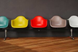 Barevné plastové židle Eames Shell Chair v různých odstínech, první průmyslově vyráběná plastová židle navržená pro každodenní použití